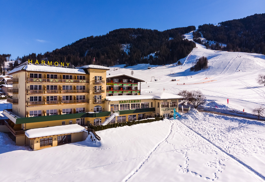 Das Hotel Harfenwirt heißt Sie in einer idyllischen Winterlandschaft herzlich willkommen.