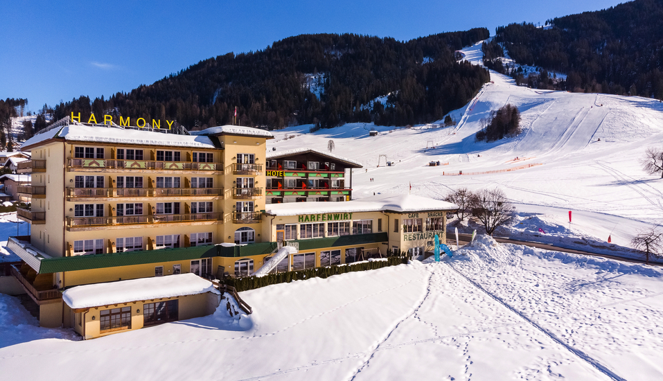 Das Hotel Harfenwirt heißt Sie in einer idyllischen Winterlandschaft herzlich willkommen.