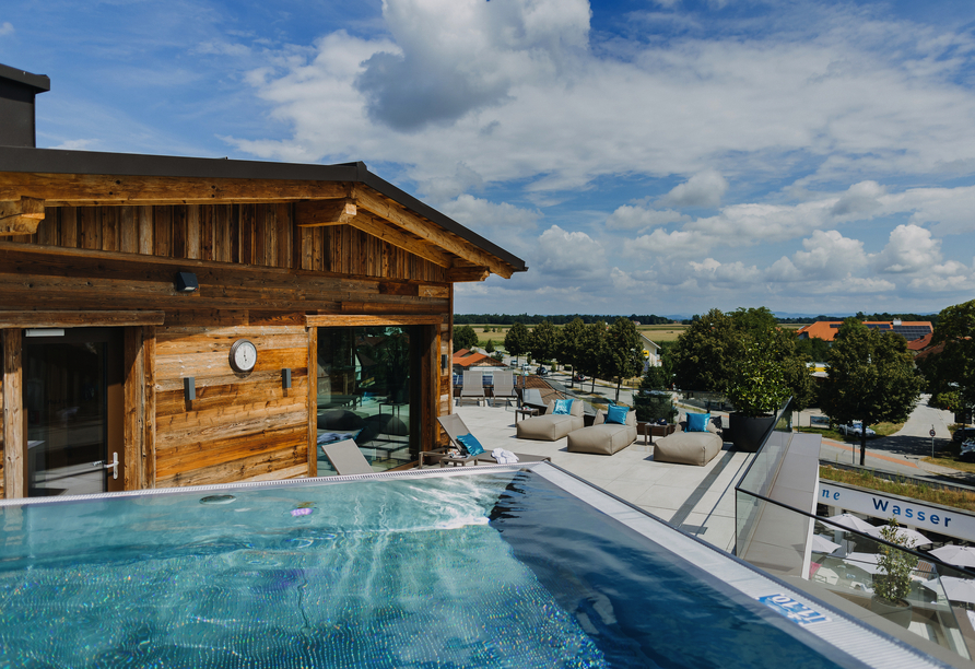 Lassen Sie es sich im Pool auf dem Dach gutgehen.