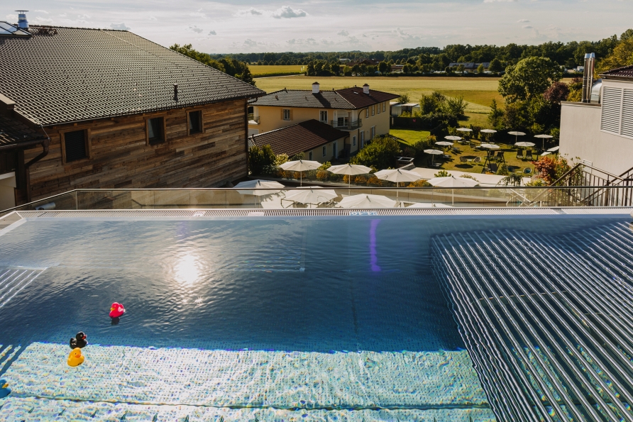 Schalten Sie ab bei einem atemberaubenden Ausblick im Infinitypool.