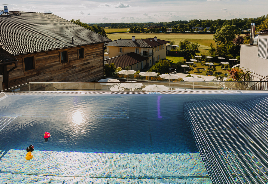 Schalten Sie ab bei einem atemberaubenden Ausblick im Infinitypool.