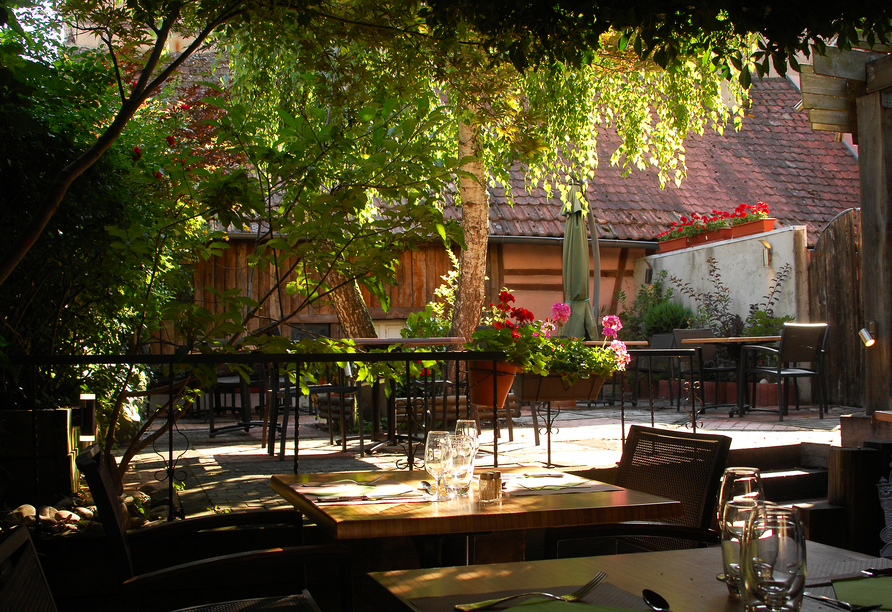 Lassen Sie den Tag gemütlich auf der Terrasse im Innenhof ausklingen.