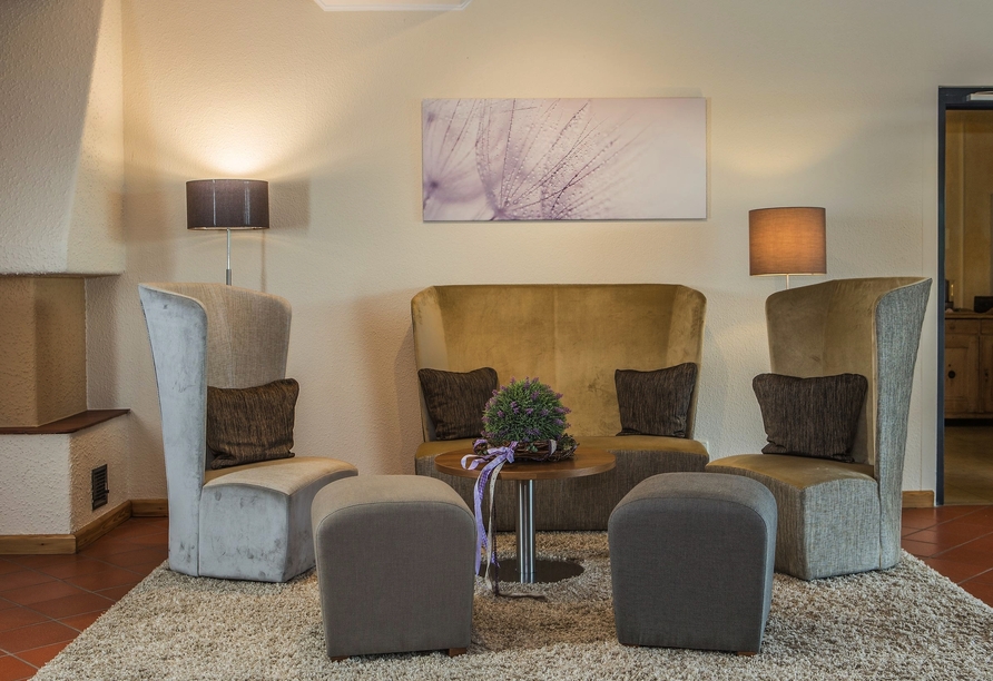 Beide Premium-Hotels bieten Ihnen eine gehobene Ausstattung – wie etwa die stilvolle Lobby im Johannesbad Thermalhotel Ludwig Thoma.