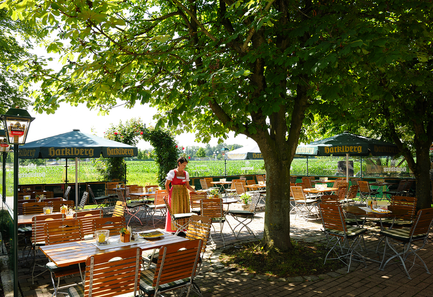 Der einladende Biergarten des Johannesbad Thermalhotels Ludwig Thoma