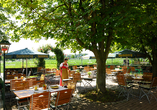 Der einladende Biergarten des Johannesbad Thermalhotels Ludwig Thoma