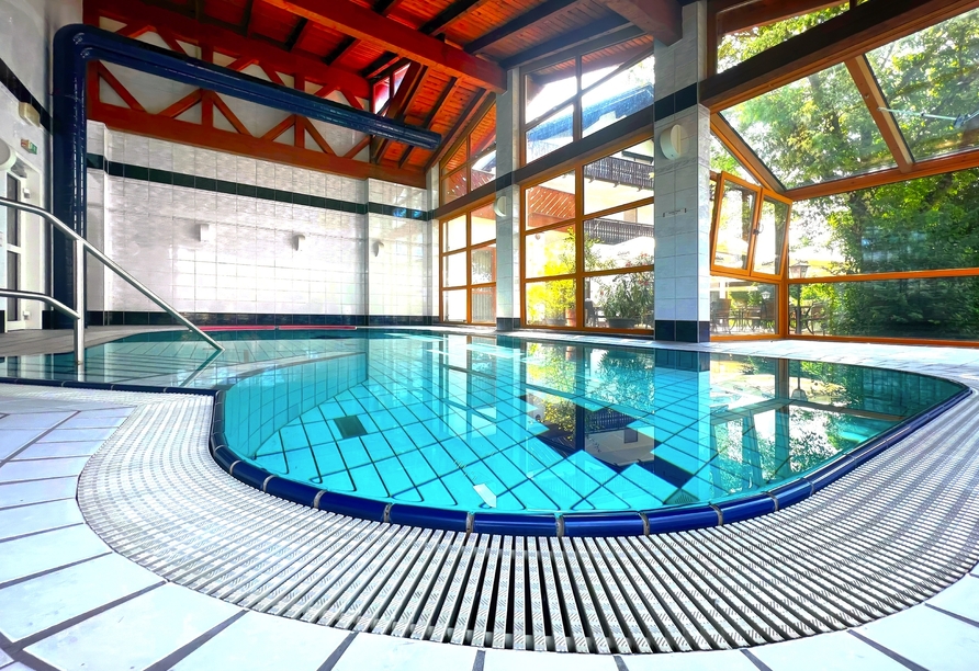 Freuen Sie sich auf eine Auszeit im Hallenbad des Hotels.