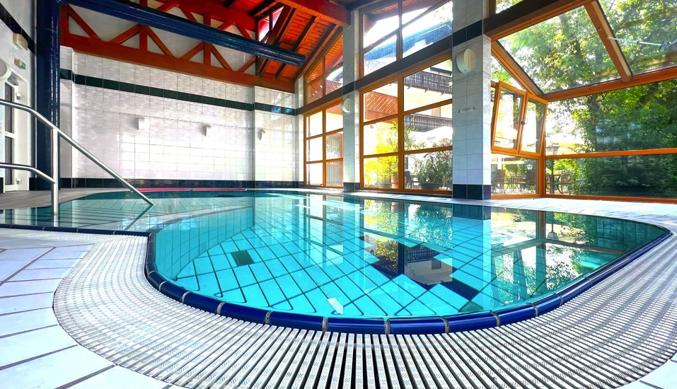 Freuen Sie sich auf eine Auszeit im Hallenbad des Hotels.