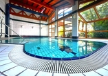 Freuen Sie sich auf eine Auszeit im Hallenbad des Hotels.