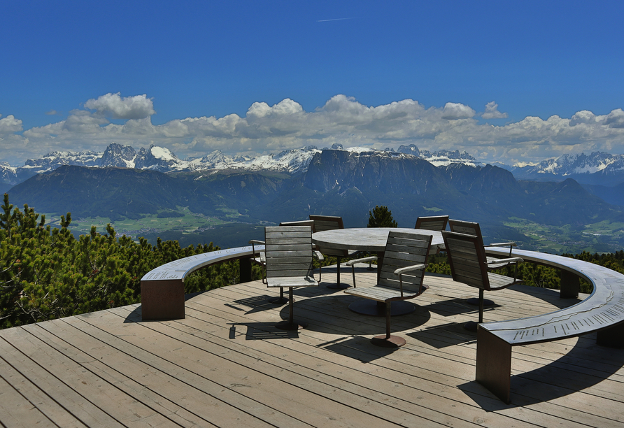 Wandern Sie auf dem Panoramaweg am Rittner Horn und genießen Sie die traumhafte Aussicht.