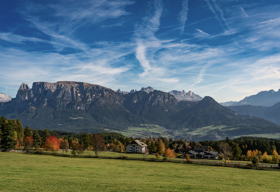 Genießen Sie vom Hotel aus den Blick auf das imposante Wahrzeichen Südtirols, das Schlernmassiv.