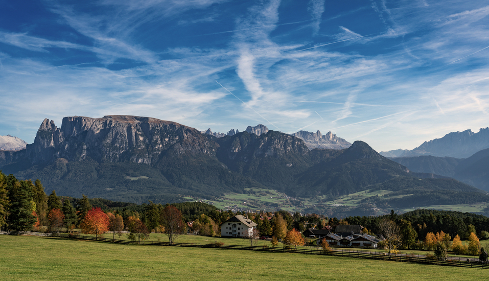 Genießen Sie vom Hotel aus den Blick auf das imposante Wahrzeichen Südtirols, das Schlernmassiv.