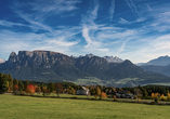 Genießen Sie vom Hotel aus den Blick auf das imposante Wahrzeichen Südtirols, das Schlernmassiv.