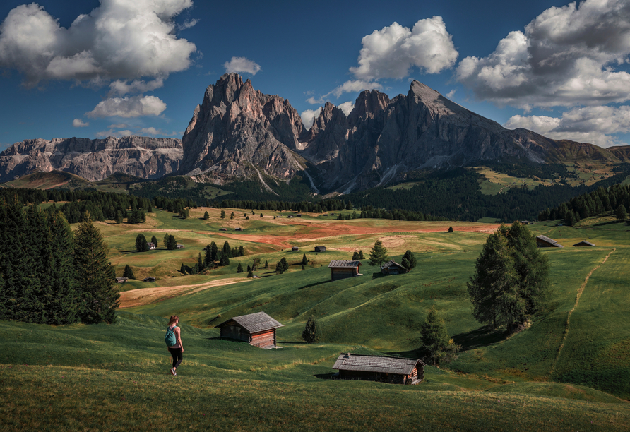 Wandern Sie vor der beeindruckenden Kulisse von Langkofel und Plattkofel an der Seiser Alm.