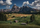 Wandern Sie vor der beeindruckenden Kulisse von Langkofel und Plattkofel an der Seiser Alm.