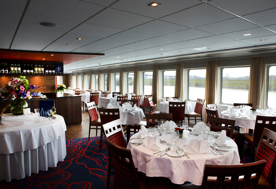 Die Panoramafenster im Restaurant bieten eine hervorragende Sicht auf die vorbeiziehende Landschaft.