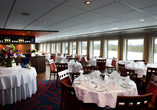 Die Panoramafenster im Restaurant bieten eine hervorragende Sicht auf die vorbeiziehende Landschaft.