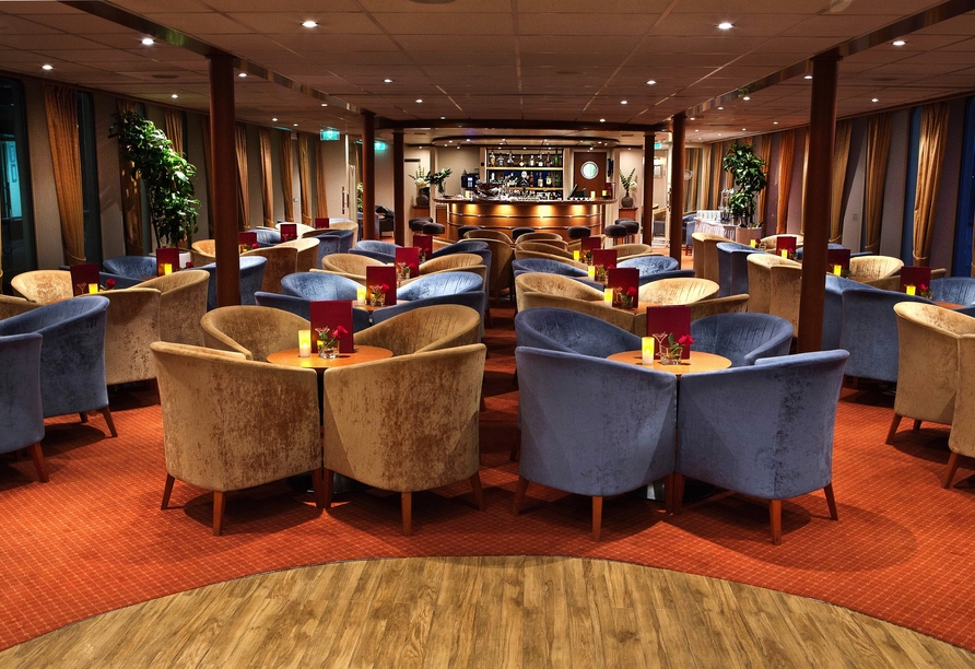 Im Salon mit Bar an Bord verbringen Sie gesellige Stunden.