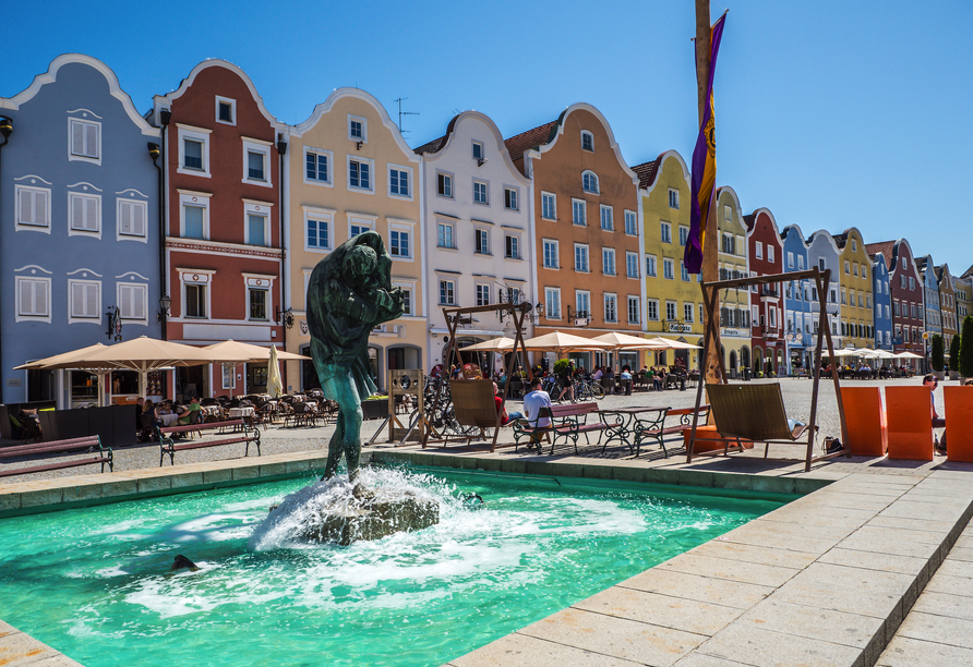 Besuchen Sie die Barockstadt Schärding mit der berühmten Silberzeile, einer prächtigen Häuserreihe am Stadtplatz.