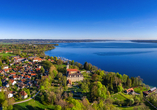 Bernried am Westufer des Starnberger Sees wird Sie als bezauberndes Dorf südlich von München in Empfang nehmen.