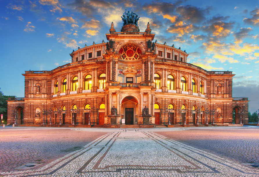 Bestaunen Sie die imposante Fassade der Semperoper in Dresden.