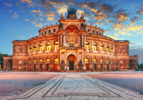 Bestaunen Sie die imposante Fassade der Semperoper in Dresden.