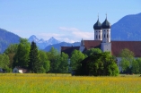 Das barocke Kloster Benediktbeuern mit seinen markanten Zwiebeltürmen ist ein kultureller Fixpunkt der Route.
