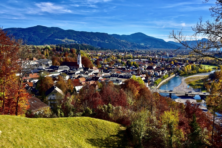 Vom Kalvarienberg eröffnet sich ein traumhafter Panoramablick über die historische Kurstadt Bad Tölz.