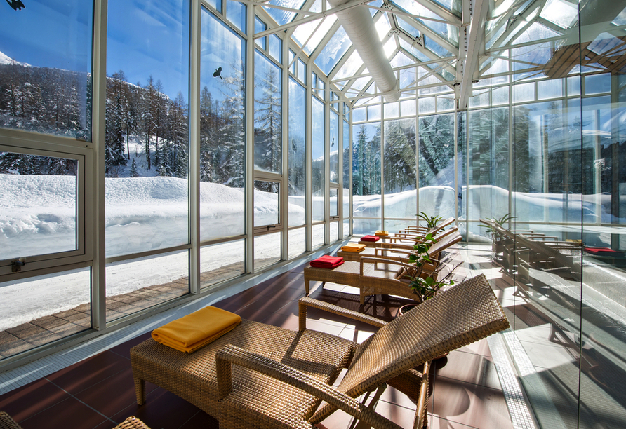 Entspannen Sie im Wellnessbereich Ihres Hotels und genießen Sie den Blick in die verschneite Landschaft.