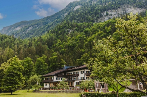 Das Naturhotel Schütterbad liegt eingebettet in den Bergen des Saalachtals. 