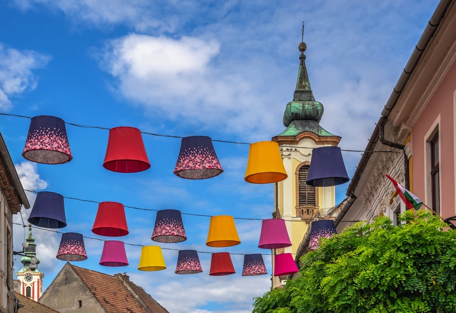 Die bunten Laternen in den Straßen von Szentendre sind ein echter Blickfang.