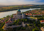 Esztergom beeindruckt mit seiner imposanten Basilika und der wunderschönen Lage an der Donau.