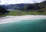 Der weiße Sandstrand Refviksanden bei Måløy ist ein schönes Ausflugsziel.