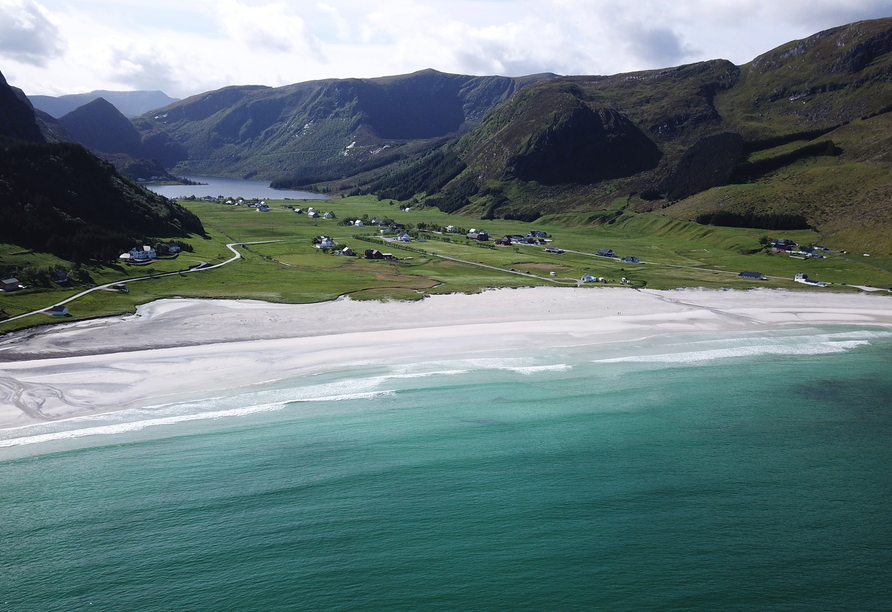 Der weiße Sandstrand Refviksanden bei Måløy ist ein schönes Ausflugsziel.
