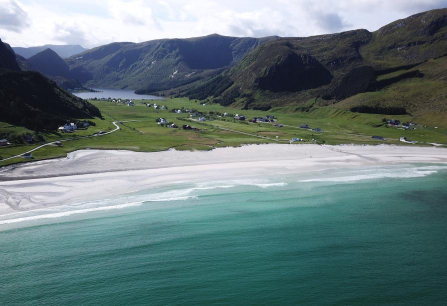 Der weiße Sandstrand Refviksanden bei Måløy ist ein schönes Ausflugsziel.