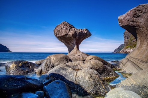 Freuen Sie sich bei dieser Kreuzfahrt auf zahlreiche Wunder der Natur wie den Kannesteinen auf der Insel Vågsøy bei Måløy.