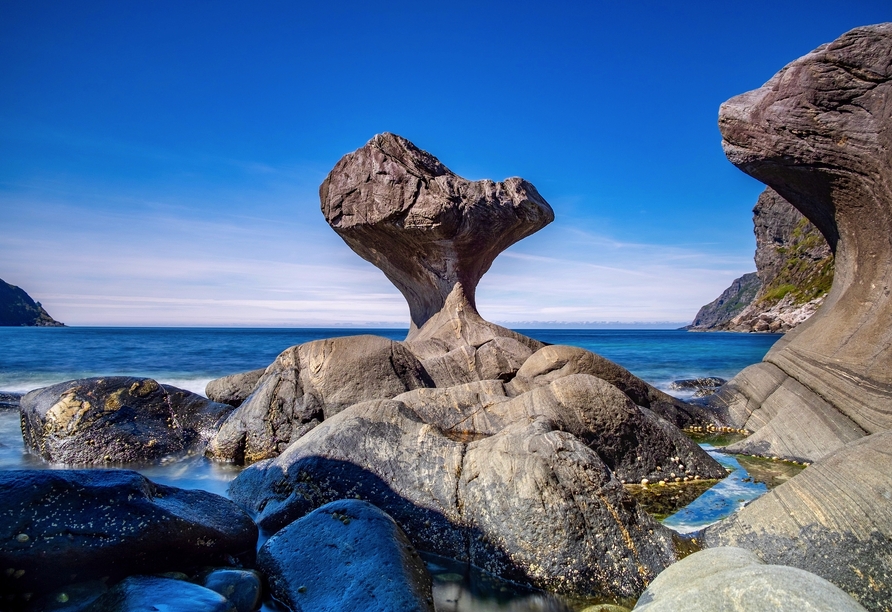Freuen Sie sich bei dieser Kreuzfahrt auf zahlreiche Wunder der Natur wie den Kannesteinen auf der Insel Vågsøy bei Måløy.