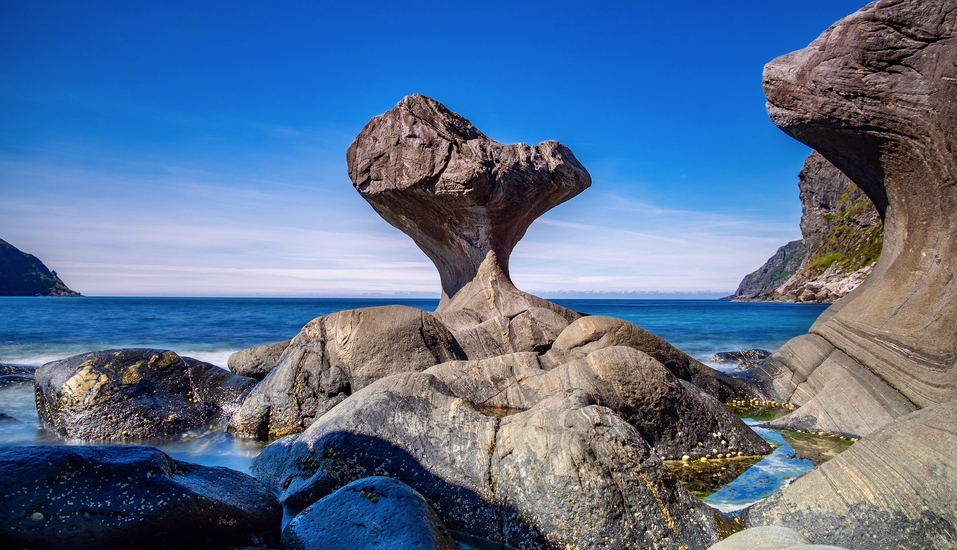 Freuen Sie sich bei dieser Kreuzfahrt auf zahlreiche Wunder der Natur wie den Kannesteinen auf der Insel Vågsøy bei Måløy.