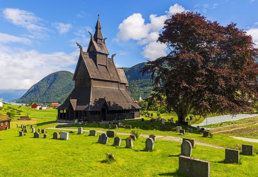 Besichtigen Sie die märchenhafte Stabkirche Hopperstad in Vik.