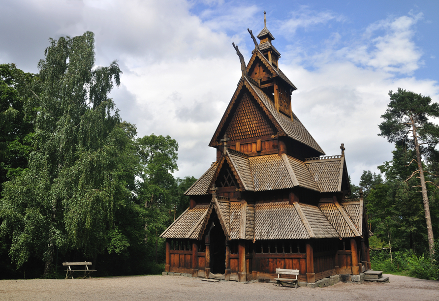 Optional: Das Norsk Folkemuseum auf der Halbinsel Bygdøy macht als Freilichtmuseum Geschichte erlebbar.