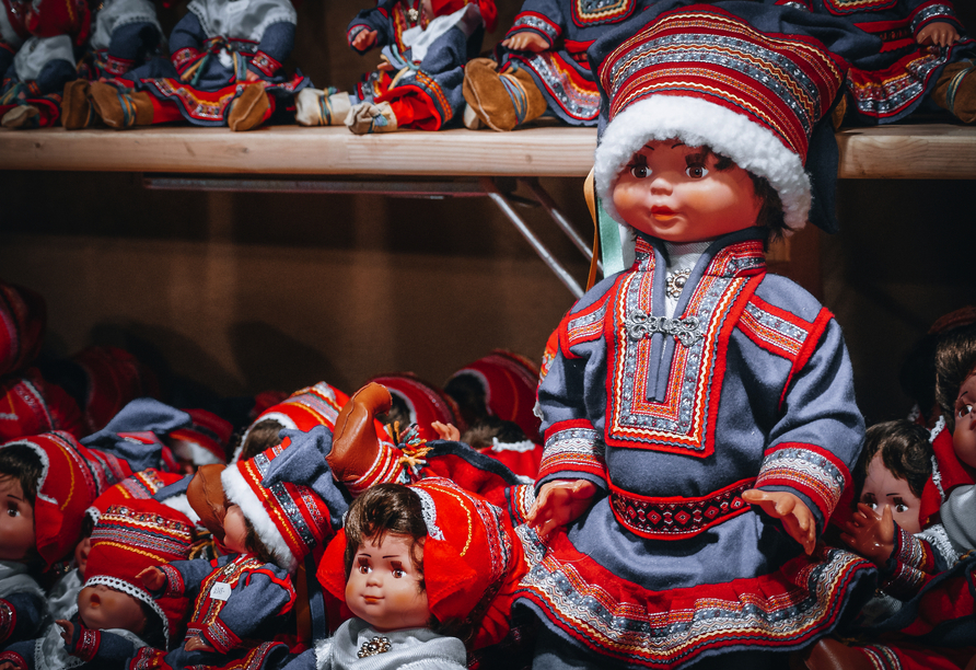 Puppen in traditioneller Tracht der Sami. Das und vieles mehr werden Sie an den Ständen der Weihnachtsmärkte entdecken.