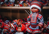 Puppen in traditioneller Tracht der Sami. Das und vieles mehr werden Sie an den Ständen der Weihnachtsmärkte entdecken.