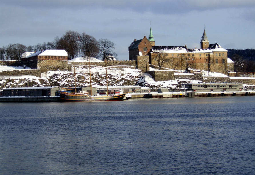 Bei einer Stadtrundfahrt wird Ihnen auch die Festung Akershus begegnen, die auf der Halbinsel Akersnes gelegen ist.
