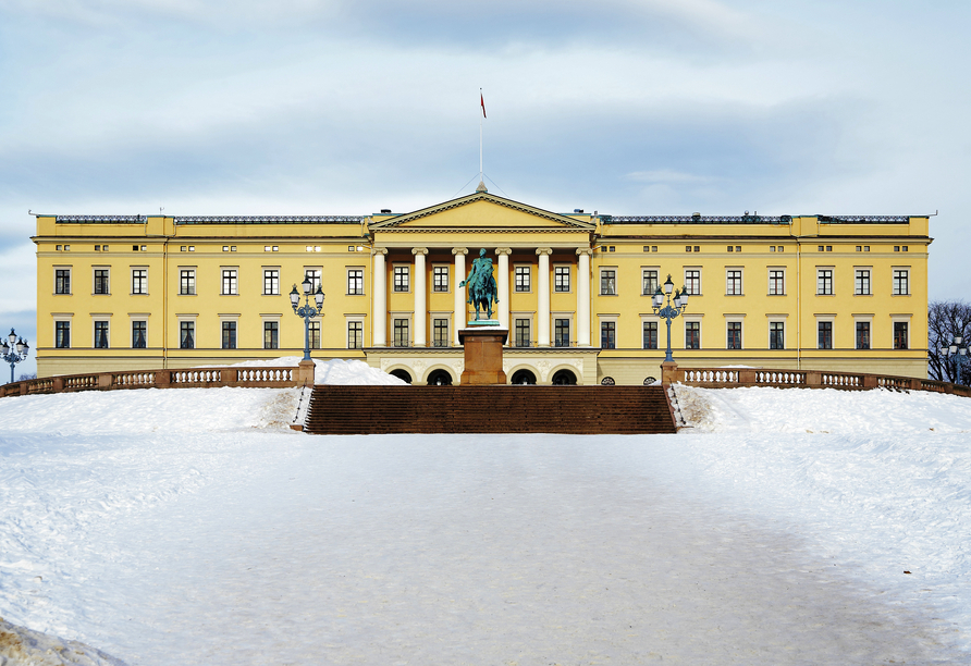 Das Königliche Schloss sehen Sie auf Ihrer Stadtrundfahrt – hier in verschneiter Winterkulisse.