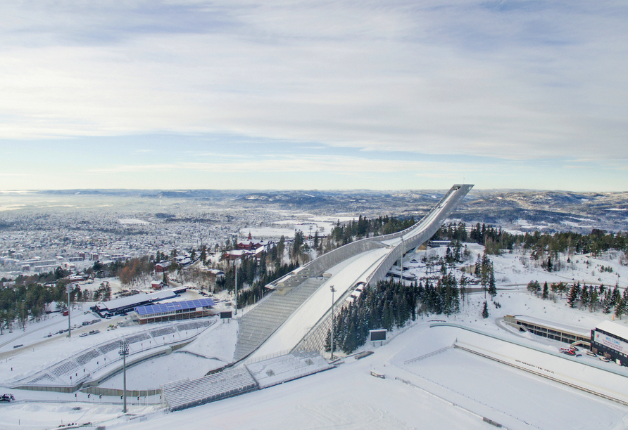 Optional: Die legendäre Holmenkollen Skisprungschanze zählt zu den bekanntesten Wahrzeichen Norwegens.