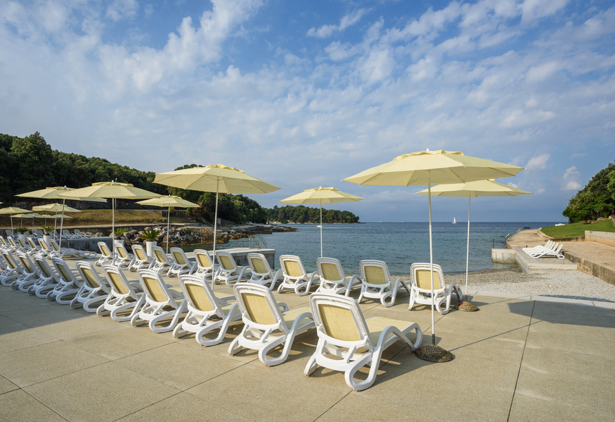 Auf den bequemen Sonnenliegen am Hotelstrand können Sie wunderbar entspannen.