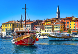 Wie wäre es mit einem Ausflug zum pittoresken Hafen von Rovinj?