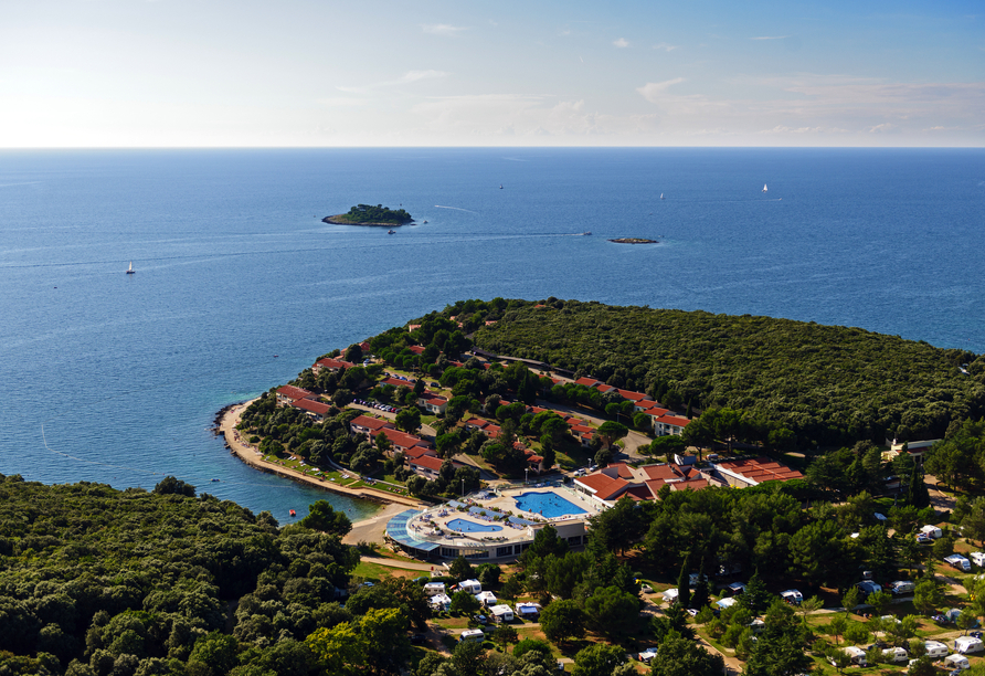 Ihr Resort liegt auf einer grünen Halbinsel eingebettet in grüne Wälder und klare Buchten.