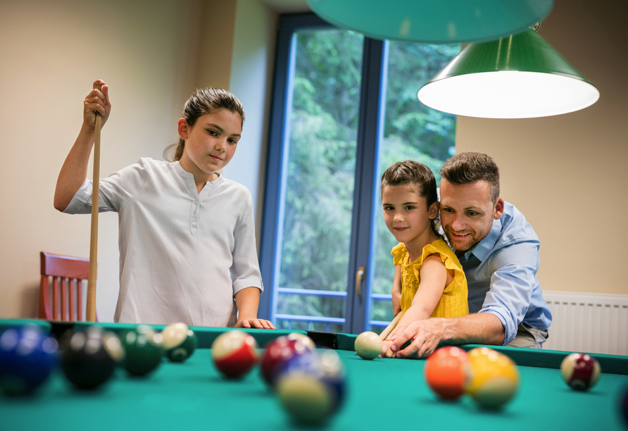 Das JUFA Hotel Mariazell bietet abwechslungsreiche Unterhaltung für die ganze Familie. Freuen Sie sich zum Beispiel auf eine gemeinsame Partie Billard.