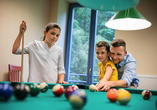 Das JUFA Hotel Mariazell bietet abwechslungsreiche Unterhaltung für die ganze Familie. Freuen Sie sich zum Beispiel auf eine gemeinsame Partie Billard.