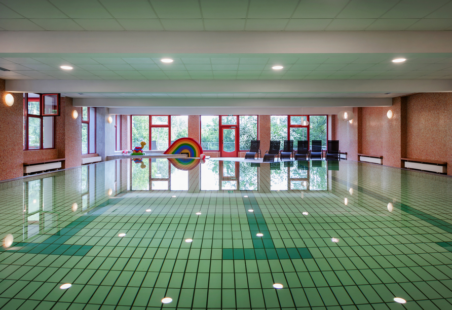 Das Hallenbad des Hotels lädt zum Planschen und Erholen ein.